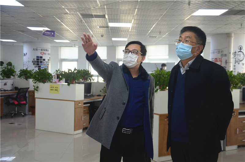 中共安陽市委統(tǒng)戰(zhàn)部副部長、市工商聯(lián)黨組書記郭洪俠一行調研安陽青峰防疫工作和復工復產(chǎn)情況